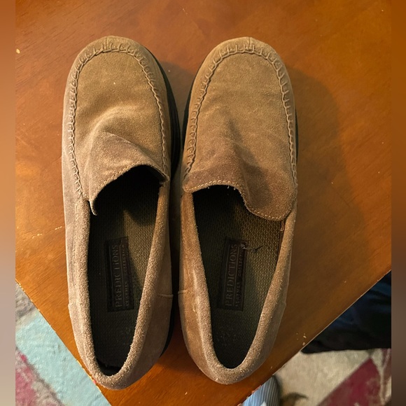 Barely worn!! Is shaped like that due to being at bottom of closet! Size 8 1/2. - Picture 1 of 2
